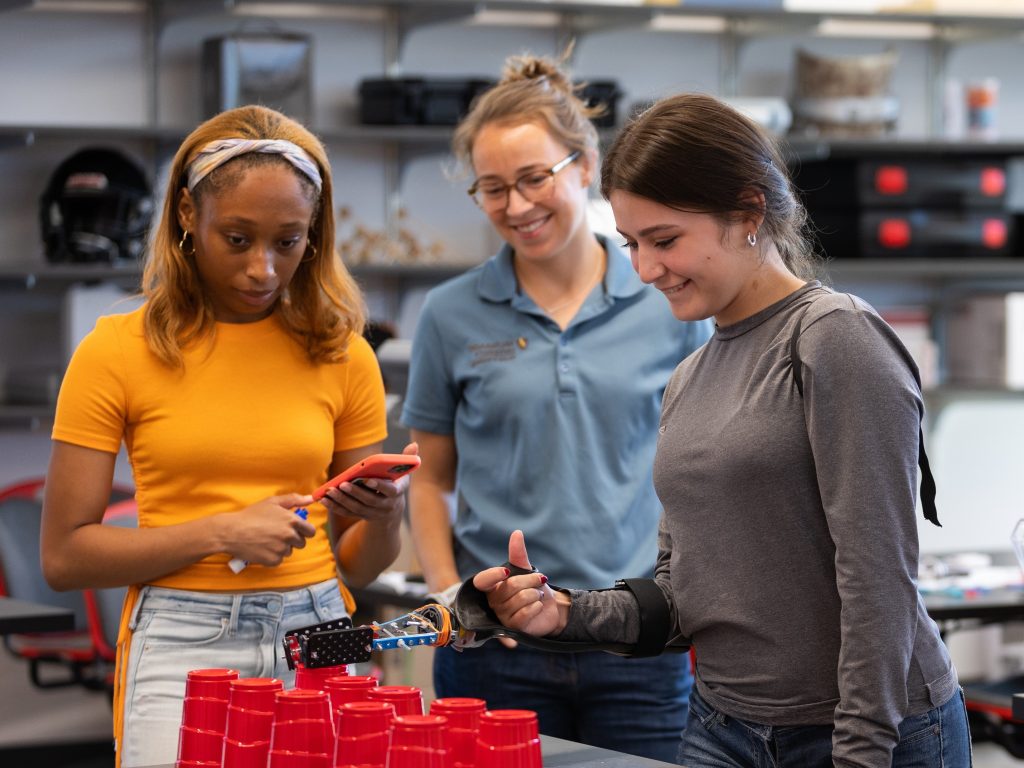 Dr. Reva Johnson helping campers with their prosthetics project